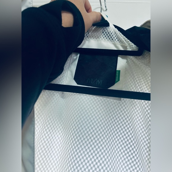 Oakley’s snowboarding over shell coat. Medium in new condition - Picture 6 of 8